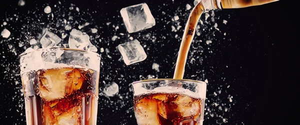 Gießen Von Cola Und Eis Cola Limo Und Eis Das Stockbild