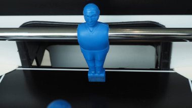 Futbol masası ya da plastik oyunculu futbol masası oyunu. Geçmişte ünlü olan ve langırt aşığı için koleksiyon malzemesi olan Mini Futbol oyunu. Oyuncuların her satırını iki elle kontrol et