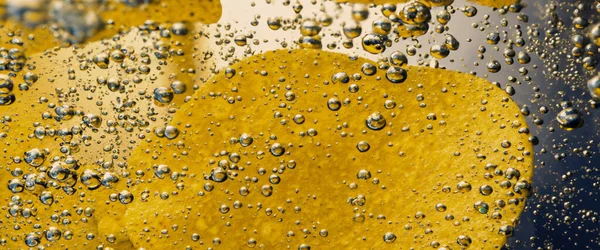 Głęboko Smażone Chipsy Pod Złotą Wodą Olejową Smażenie Zaokrąglonych Chipsów — Zdjęcie stockowe