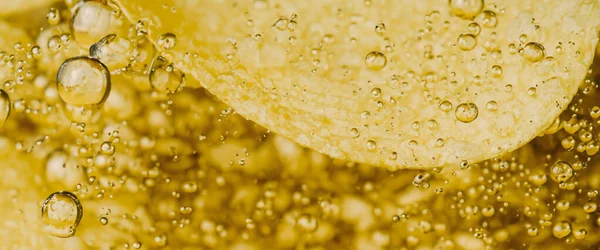 Глибокі Смажені Картопляні Чіпси Під Золотою Олійною Водою Смажити Круглий — стокове фото