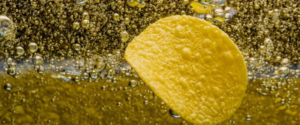 Глибокі Смажені Картопляні Чіпси Під Золотою Олійною Водою Смажити Круглий — стокове фото
