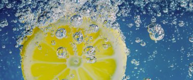 Sodalı limon dilimi ya da köpüklü limonata. Gazoz tonik kokteylini tazeliyorum. Limon ve buzları cama doldur. Su sıçratan limon, soğuk içecek..