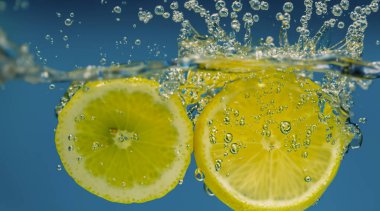 Sodalı limon dilimi ya da köpüklü limonata. Gazoz tonik kokteylini tazeliyorum. Limon ve buzları cama doldur. Su sıçratan limon, soğuk içecek..
