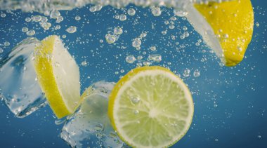 Sodalı limon dilimi ya da köpüklü limonata. Gazoz tonik kokteylini tazeliyorum. Limon ve buzları cama doldur. Su sıçratan limon, soğuk içecek..