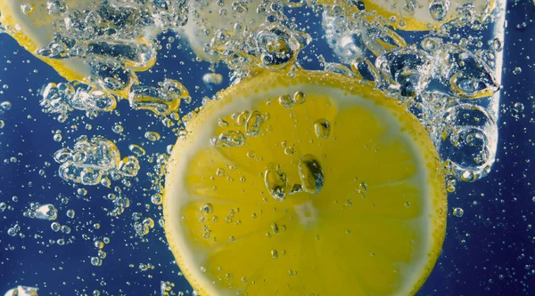 Підводний Шматочок Лимона Содовій Воді Або Лимонаді Бульбашками Освіжаючий Содовий — стокове фото