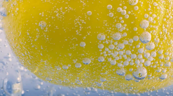Vatten Citronskiva Läsk Vatten Eller Lemonad Med Bubblor Uppfriskande Läsk — Stockfoto
