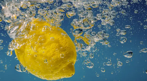 Vatten Citronskiva Läsk Vatten Eller Lemonad Med Bubblor Uppfriskande Läsk — Stockfoto