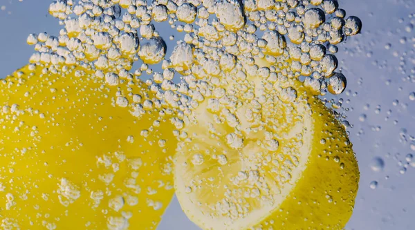 Fatia Limão Subaquática Água Com Gás Limonada Com Bolhas Refrescante — Fotografia de Stock