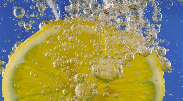 Rebanada Limón Bajo Agua Soda Limonada Con Burbujas Refrescante Refresco —  Fotos de Stock