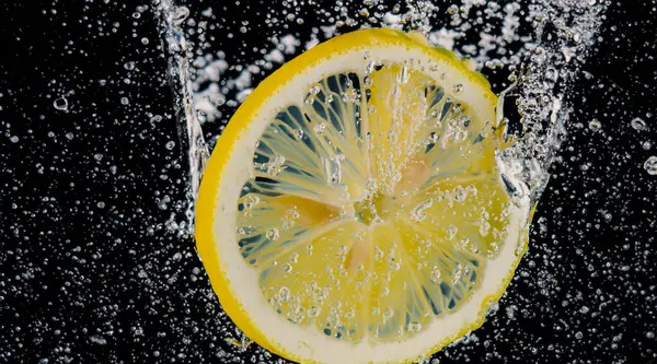 Subaquático Limonada Adoçada Recentemente Espremida Que Limões Crus Cortam Caindo — Fotografia de Stock