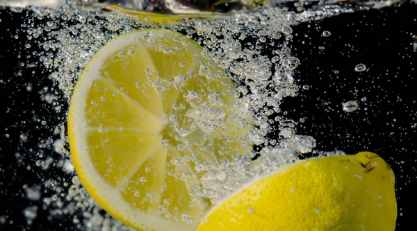 Underwater Freshly Squeezed Sweetened Lemonade Which Raw Lemons Slice Falling — Stock Photo, Image