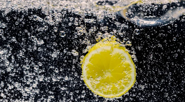 Bajo Agua Limonada Endulzada Recién Exprimida Que Los Limones Crudos — Foto de Stock