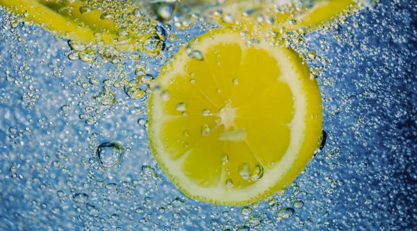 Unter Wasser Frisch Gepresste Gesüßte Limonade Deren Rohe Zitronenscheiben Sodawasser lizenzfreie Stockfotos