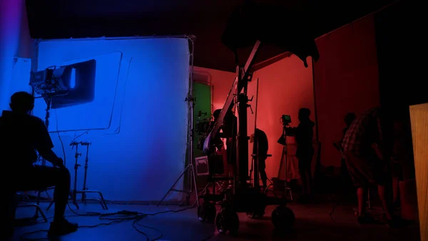 Film Stüdyosunda Profosyonel Işık Kamera Ekipmanları Film Yönetmeniyle Profesyonel Film — Stok fotoğraf