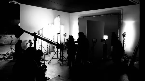 电影制片厂制作的录像制作现场或幕后的人物形象 包括所有专业的灯光和摄像设备以及与电影导演合作的专业电影摄制组 — 图库照片