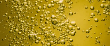 Altın Hyaluron yağı baloncukları kolajen serumu ya da sarı yağ baloncukları dokuyu düşürür. Sıvı şeffaf damlacıklar. Cilt bakım ürünleri ve damlalar. Bal şurubu. Yağ damlacıkları kapanır