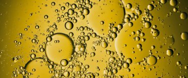 Altın Hyaluron yağı baloncukları kolajen serumu ya da sarı yağ baloncukları dokuyu düşürür. Sıvı şeffaf damlacıklar. Cilt bakım ürünleri ve damlalar. Bal şurubu. Yağ damlacıkları kapanır