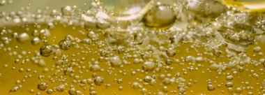 Altın Hyaluron yağı baloncukları kolajen serumu ya da sarı yağ baloncukları dokuyu düşürür. Sıvı şeffaf damlacıklar. Cilt bakım ürünleri ve damlalar. Bal şurubu. Yağ damlacıkları kapanır