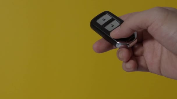 Рука Людини Тримає Натискає Клавішу Автомобіля Віддалено Рука Тримає Ключі — стокове відео