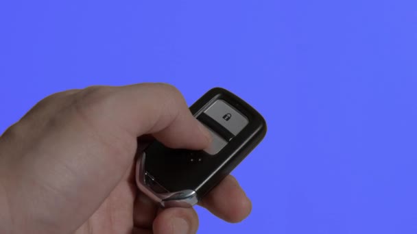 Mão Homem Segurando Pressionando Controle Remoto Chave Carro Mão Segura — Vídeo de Stock