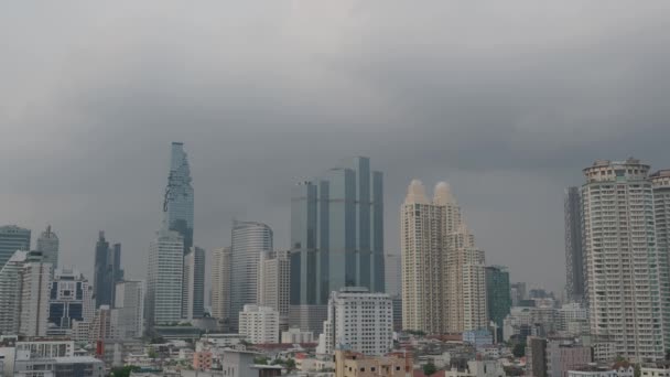 从曼谷城市景观的观点来看 萨顿和沉默地区在晚上被高楼和Pm2 5空气污染挤得水泄不通 然后在雨季带着轻风下雨 静态相机 — 图库视频影像