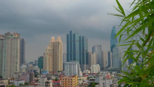 从曼谷城市景观的观点来看 萨顿和沉默地区在晚上被高楼和Pm2 5空气污染挤得水泄不通 然后在雨季带着轻风下雨 静态相机 — 图库视频影像