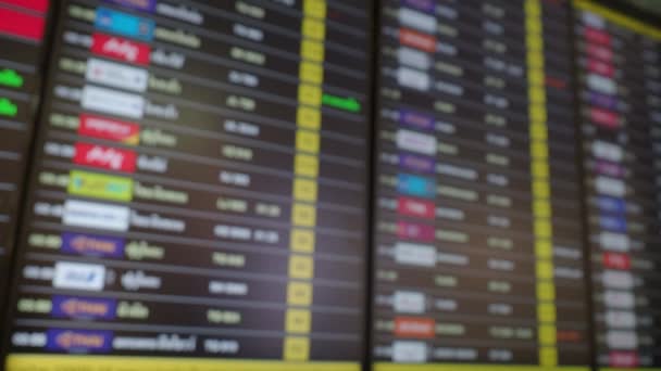 机场董事会或Led数码电动机场董事会 显示到达和离开航班的时间门和状态信息显示 Pov在机场登机 手持录像低角度 — 图库视频影像