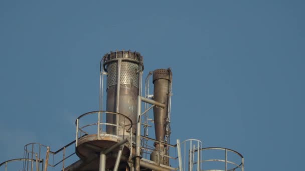 Slutet Ett Rör Från Ett Oljeraffinaderi Avger Giftiga Gaser Som — Stockvideo
