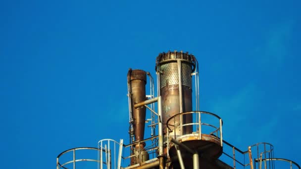 Конец Трубы Нефтеперерабатывающего Завода Испускает Токсичные Газы Которые Вредят Окружающей — стоковое видео