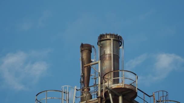 Extremo Una Tubería Una Refinería Petróleo Está Emitiendo Humos Tóxicos — Vídeo de stock