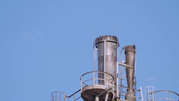 炼油厂的管道末端排放出有害环境的有毒气体 在石化厂燃烧多余的气体 石油燃烧钢管石化工业毒性 — 图库视频影像