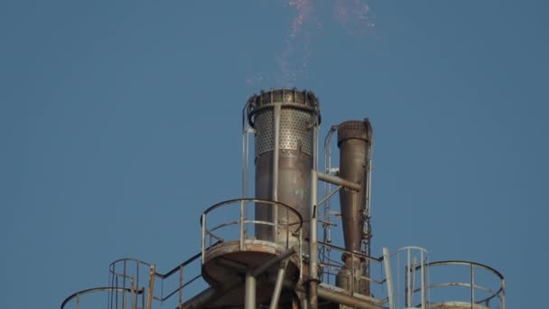 Końcówka Rury Rafinerii Ropy Naftowej Emituje Toksyczne Opary Które Szkodzą — Wideo stockowe