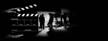 Film yönetmeni ve ekipmanla birlikte büyük bir stüdyoda çalışan film ekibi Lightman ve kameramanının televizyon reklamı çekimleri ve video yapımının manipülasyon görüntüleri..