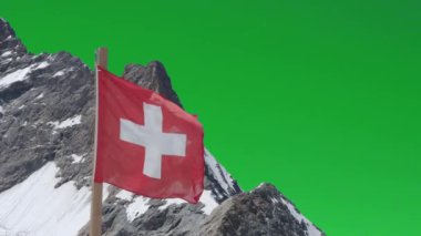 İsviçre bayrağı esintisi ve Jungfraujoch Dağı yeşil ekran arka planına karşı. İsviçre 'nin kırmızı bayrağı ve Avrupa' nın en yüksek dağı olan yeşil ekranlı İsviçre Alpleri 'nin Jungfraujoch armasının havadan görünüşü.
