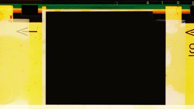 Boş 110 mm film çerçeveleri ya da sınır şeridi tozlu çizilmiş taranmış eski film dokusu. 110 mm 'lik film sınırında kamera rulo numaraları ve bezel vintage retro etkisi var. Sosyal hikayeleri çerçevelemek şablonları soyar.