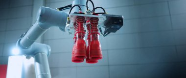 Robot kolu otomasyon teknolojisi. Enerji tasarrufu ve mühendislerin çalışmalarını modern fabrikalarda daha uygun hale getirmek için araçlar. Robot silah taşıma araçlarıyla otomasyon fabrikası teknolojisi kavramı.