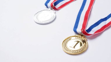 Okul, ulusal ya da olimpiyat sporları yarışmaları için kurdeleli altın ve bronz kupa madalyaları. Beyaz arka planda izole edilmiş. Ödül ve zafer konsepti