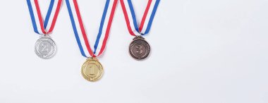 Okul, ulusal ya da olimpiyat sporları yarışmaları için kurdeleli altın ve bronz kupa madalyaları. Beyaz arka planda izole edilmiş. Ödül ve zafer konsepti