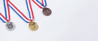 Okul, ulusal ya da olimpiyat sporları yarışmaları için kurdeleli altın ve bronz kupa madalyaları. Beyaz arka planda izole edilmiş. Ödül ve zafer konsepti