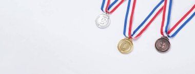 Okul, ulusal ya da olimpiyat sporları yarışmaları için kurdeleli altın ve bronz kupa madalyaları. Beyaz arka planda izole edilmiş. Ödül ve zafer konsepti