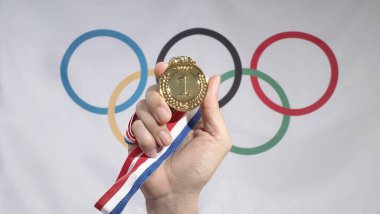 Ulusal ya da olimpik spor müsabakaları için olimpiyat bayrağı modellemesine karşı kurdeleli altın ve bronz kupa madalyalarını kapayın. Ödül ve zafer konsepti.