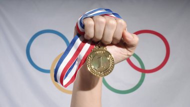 Ulusal ya da olimpik spor müsabakaları için olimpiyat bayrağı modellemesine karşı kurdeleli altın ve bronz kupa madalyalarını kapayın. Ödül ve zafer konsepti.