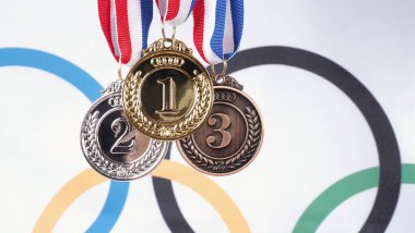Ulusal ya da olimpik spor müsabakaları için olimpiyat bayrağı modellemesine karşı kurdeleli altın ve bronz kupa madalyalarını kapayın. Ödül ve zafer konsepti.