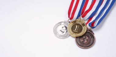 Ulusal ya da olimpik spor müsabakaları için olimpiyat bayrağı modellemesine karşı kurdeleli altın ve bronz kupa madalyalarını kapayın. Ödül ve zafer konsepti.