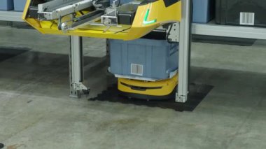Akıllı depo yönetim sisteminin robot işleme sistemiyle gösterimi. Modern fabrikada otomatikleştirilmiş robotik sepet dağıtım ürünü stoğu. AI Teknoloji Lojistik Konsepti.