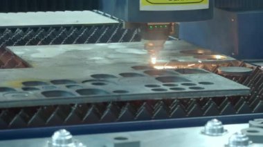 Modern endüstriyel ışın teknolojisiyle metalden yapılmış otomatik lazer CNC kesimi tanıtımı. Yüksek hassasiyetli CNC lazer ışını, kıvılcımlı metal levha oyması. Metal fabrikası.