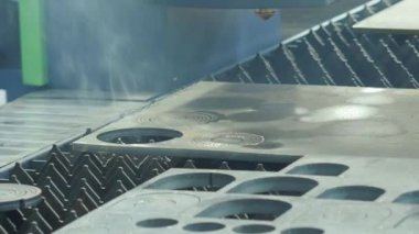 Modern endüstriyel ışın teknolojisiyle metalden yapılmış otomatik lazer CNC kesimi tanıtımı. Yüksek hassasiyetli CNC lazer ışını, kıvılcımlı metal levha oyması. Metal fabrikası.