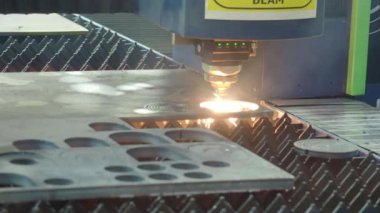 Modern endüstriyel ışın teknolojisiyle metalden yapılmış otomatik lazer CNC kesimi tanıtımı. Yüksek hassasiyetli CNC lazer ışını, kıvılcımlı metal levha oyması. Metal fabrikası.