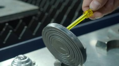 Metal işçiliği, yüksek hassasiyetli CNC lazer ışını ile kesilmiş, metal fabrikasında lazer ışını ile kesilmiş. Lazer ışını kesme teknolojisiyle metal parçalarını kapat