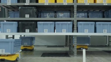 Otomatik Perakende Depo AGV Robotları 'nın modern fabrikada dağıtım ürünü stoklarını sunuşunun tanıtımı. Depo robotlu akıllı depo lojistik yönetim sistemi. AI Teknolojisi